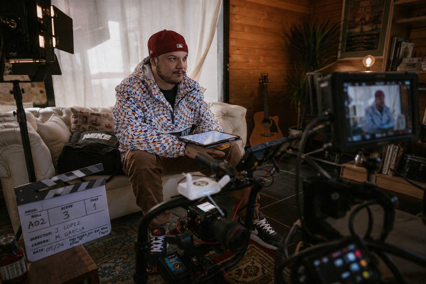 Serson dirigiendo en set con claqueta y cámara de cine