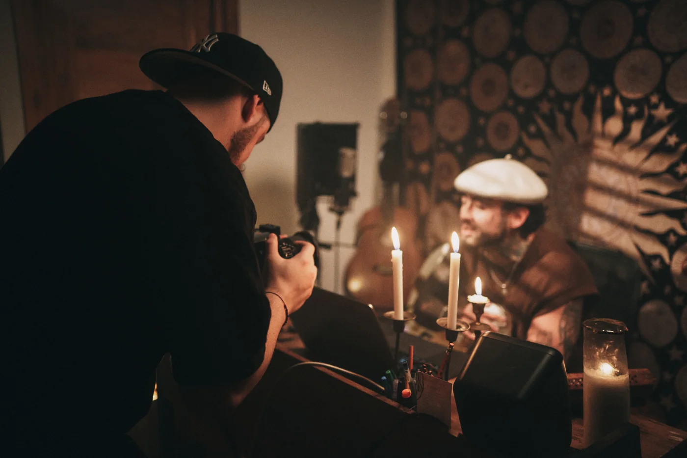 Serson en set con su equipo de grabación