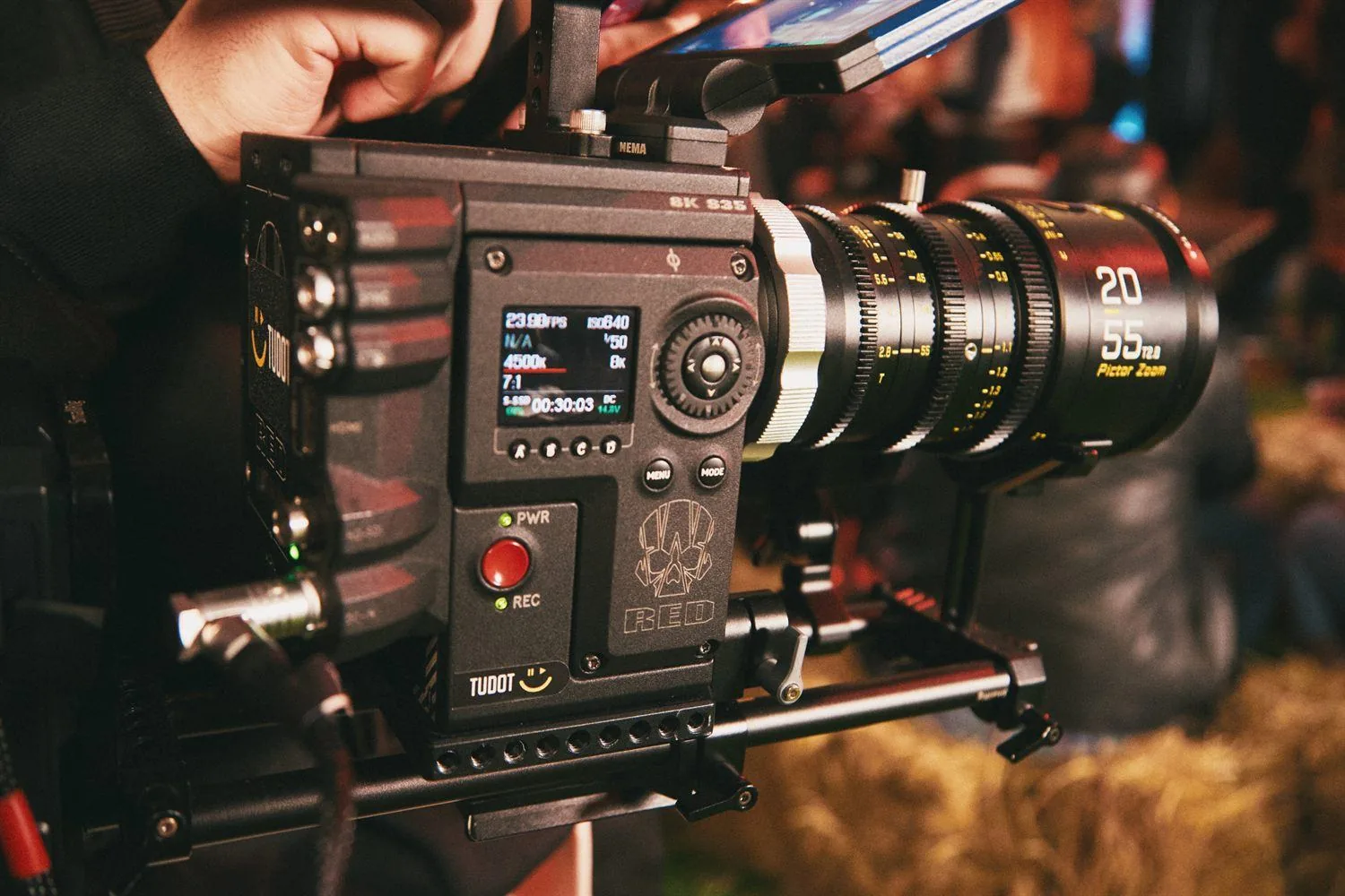 Cámara de cine RED con branding TUDOT y lente anamórfico