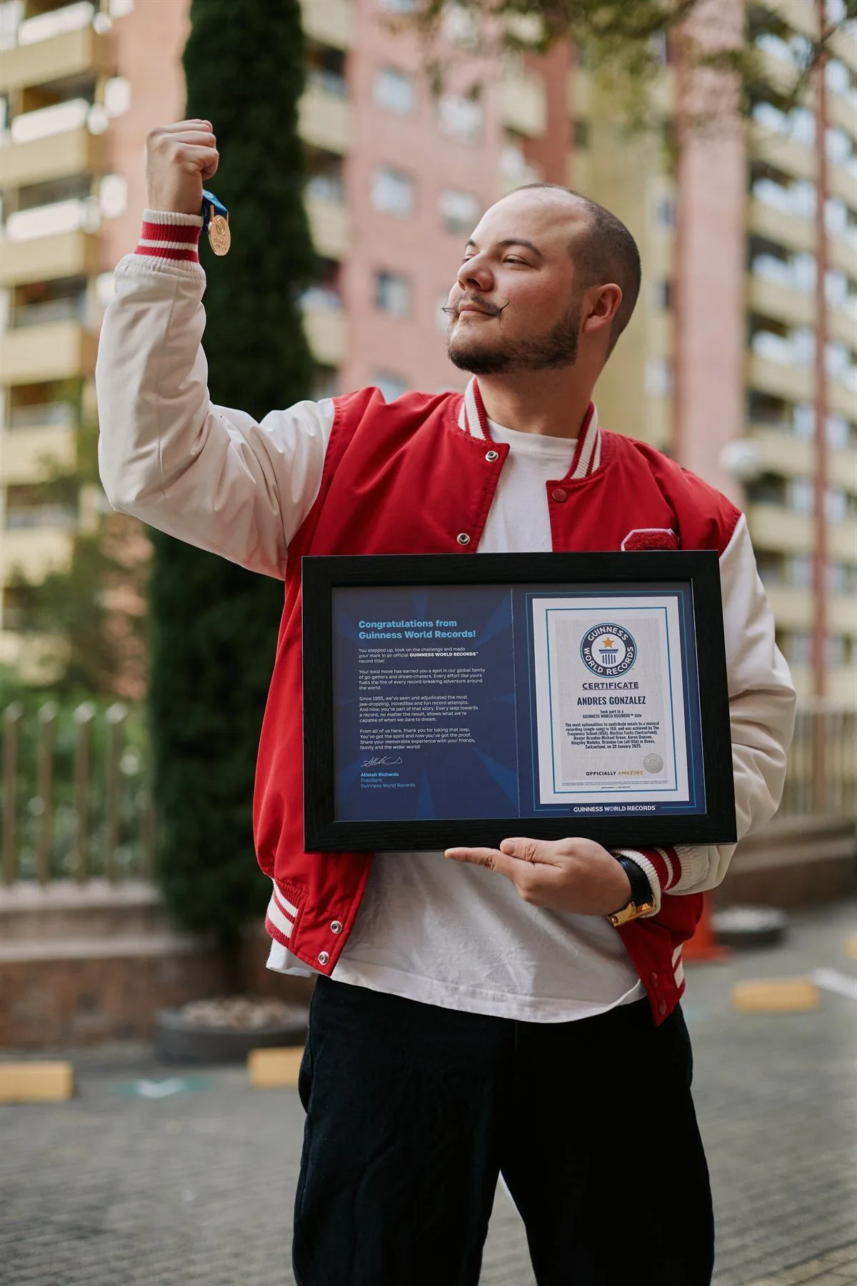 Serson sosteniendo la medalla y el certificado Guinness World Records