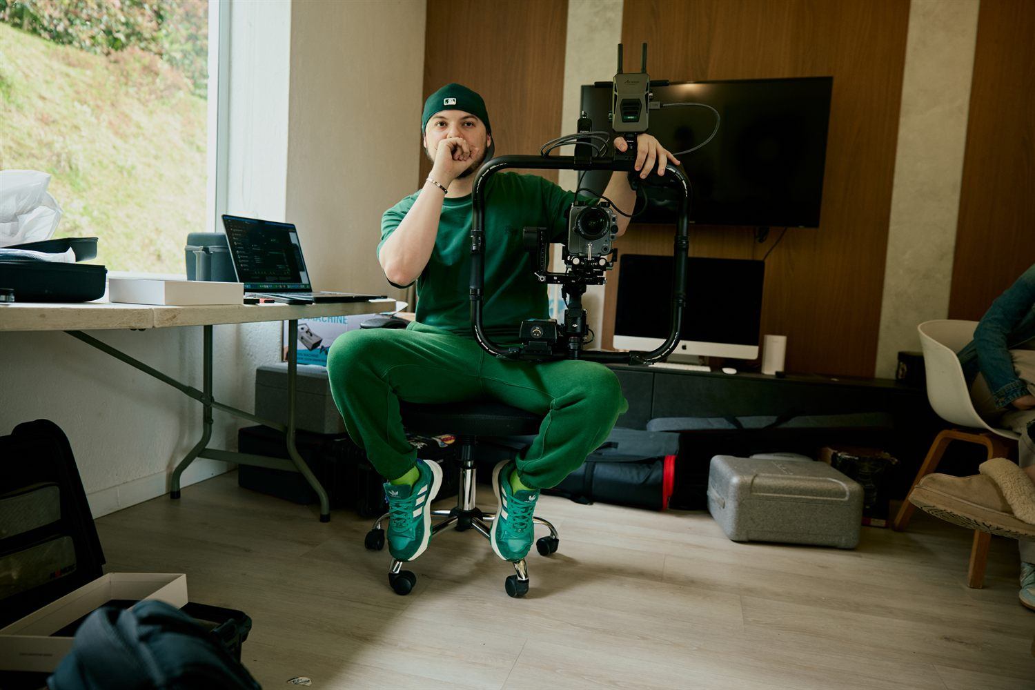 Serson operando un gimbal en el set de TUDOT Media