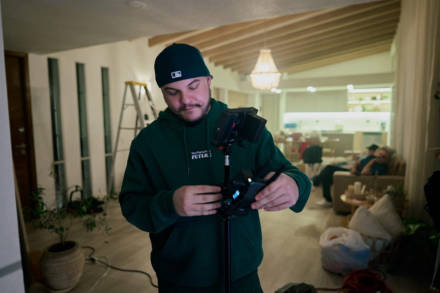 Serson configurando cámara en gimbal en una locación