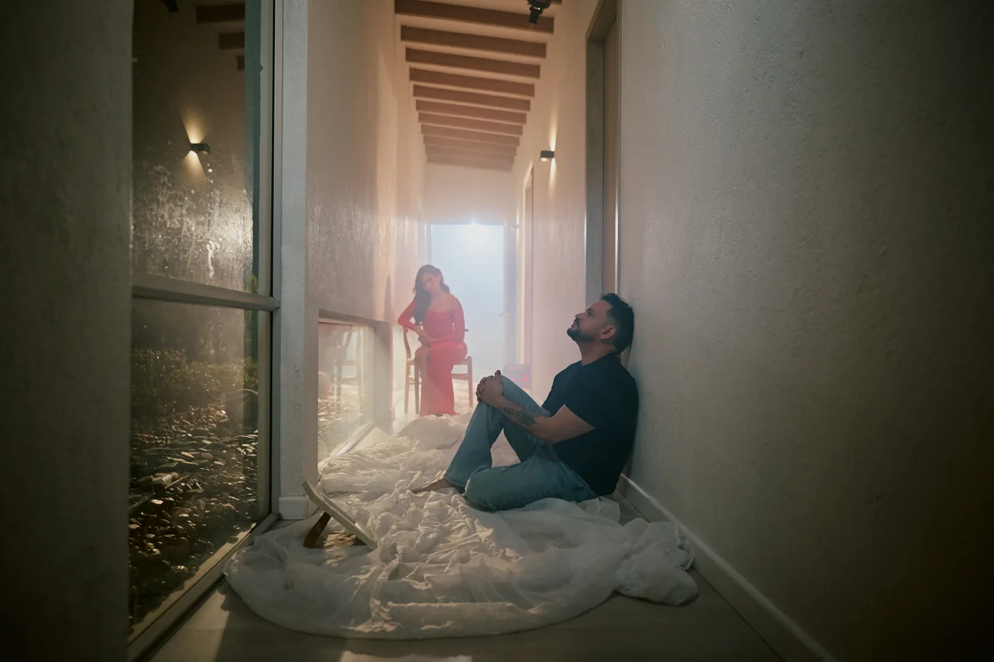 Escena artística en un pasillo con luz natural durante un videoclip