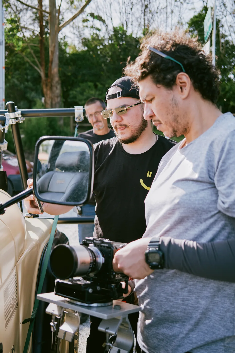 Equipo de rodaje ajustando la cámara de cine sobre el carro