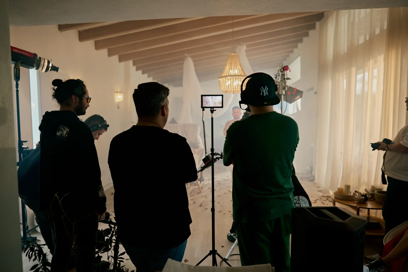 Equipo de TUDOT Media dirigiendo una escena con dirección de arte