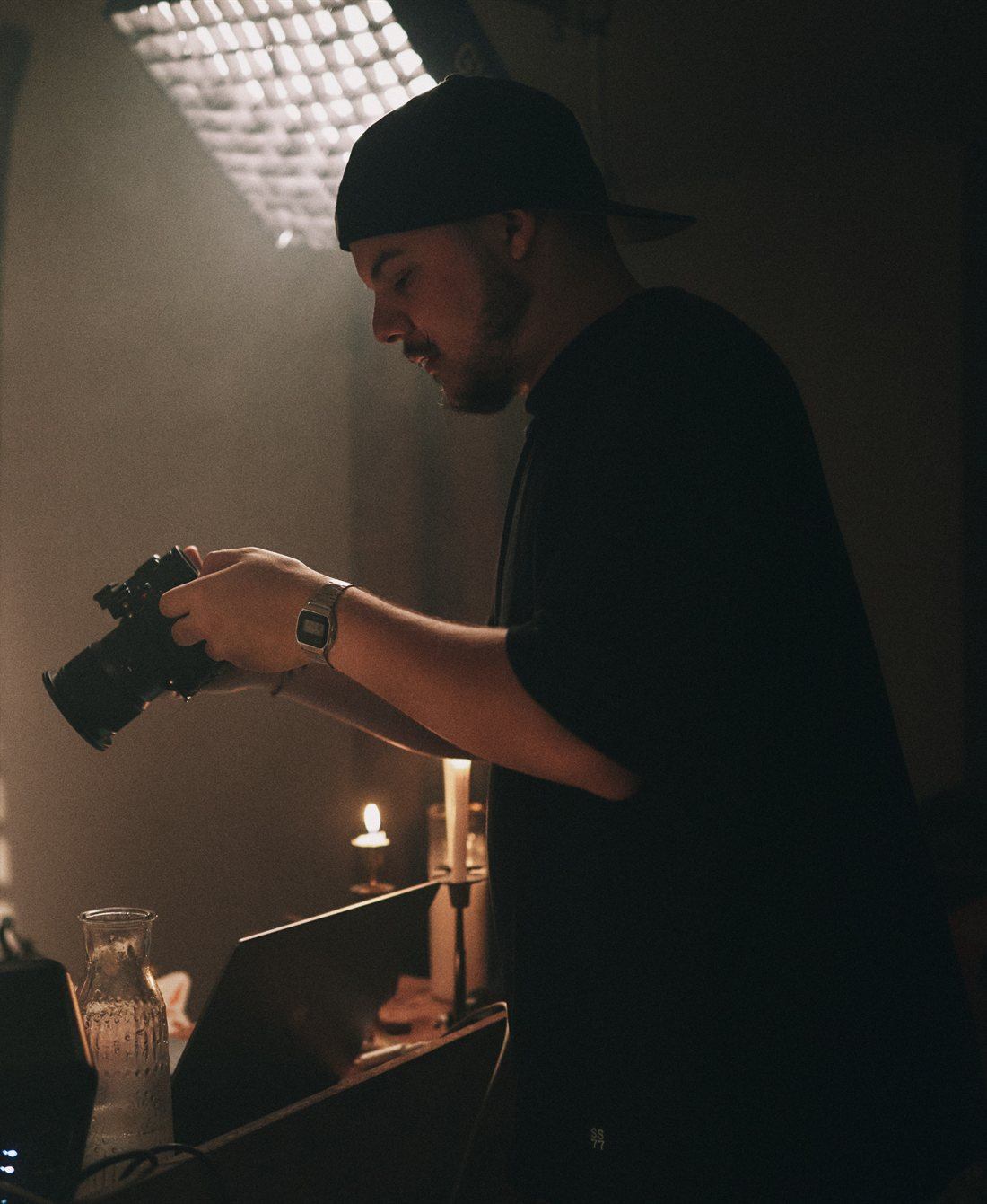 Serson trabajando con la cámara a luz de velas