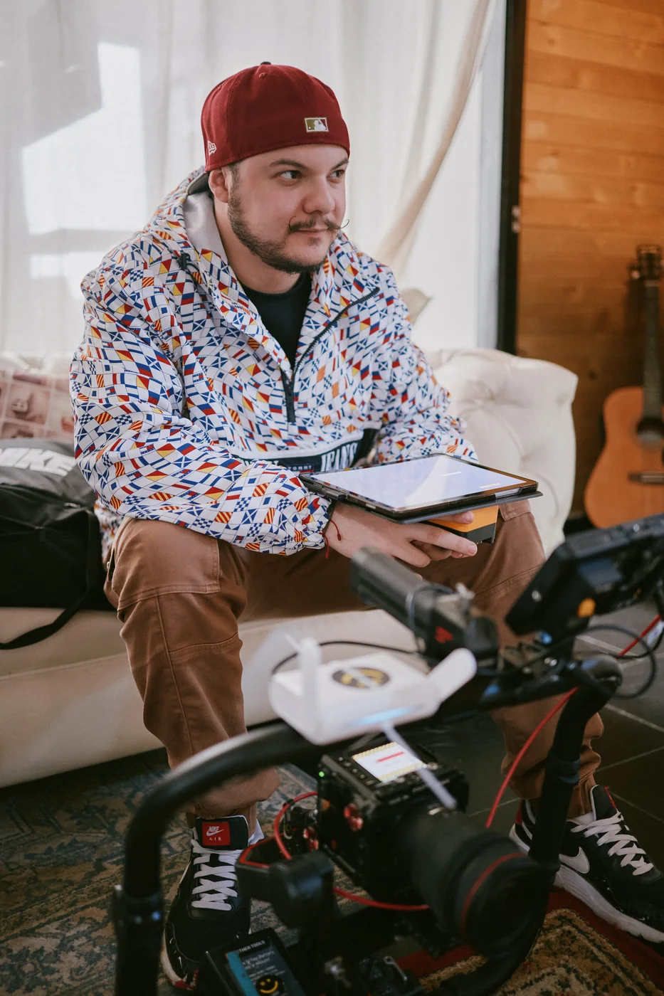 Serson en producción con su cámara