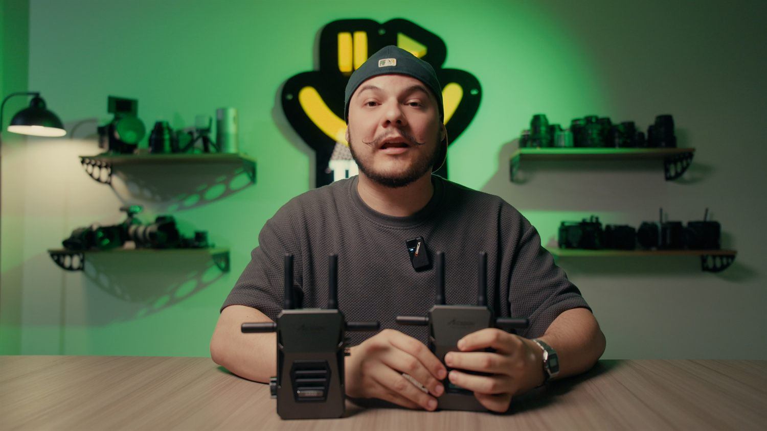 Serson presentando un transmisor de video en su set de reseñas