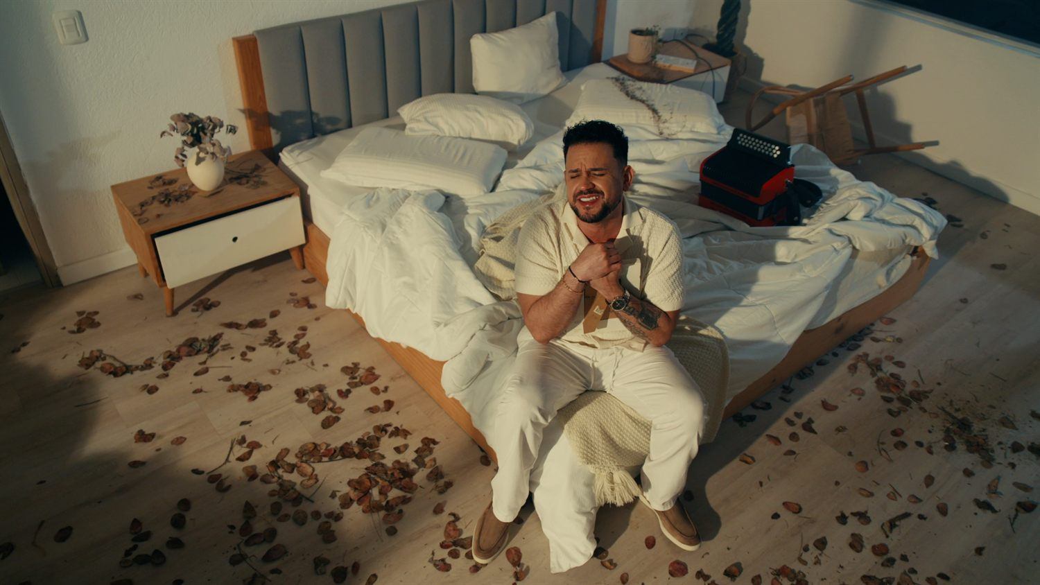 Fotograma cinematográfico de un videoclip producido por Serson