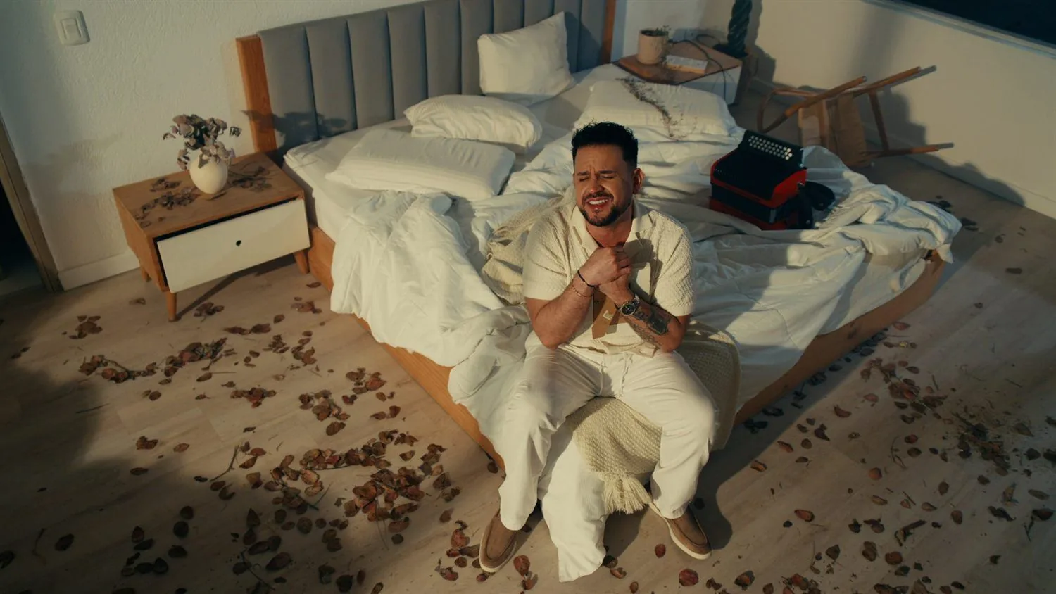 Fotograma cinematográfico de un videoclip producido por Serson